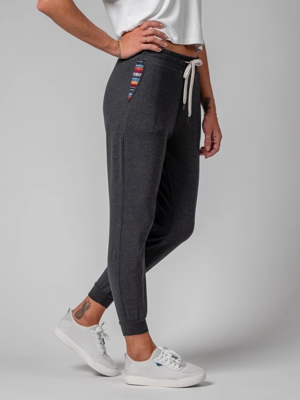 Wowie Women's Joggers in Charcoal Size Small